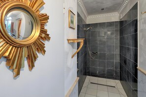 Dusche, Haartrockner, Handtücher