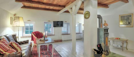 TV, fireplace, DVD player