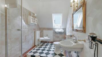 Shower, hair dryer, towels