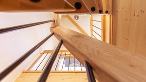 A wooden staircase with metal railings and a view of the lower floor. - Apartment 'Anna' with Shared Terrace, Balcony and Wi-Fi (Elzach)