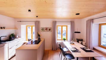 Fridge, oven, stovetop, dishwasher