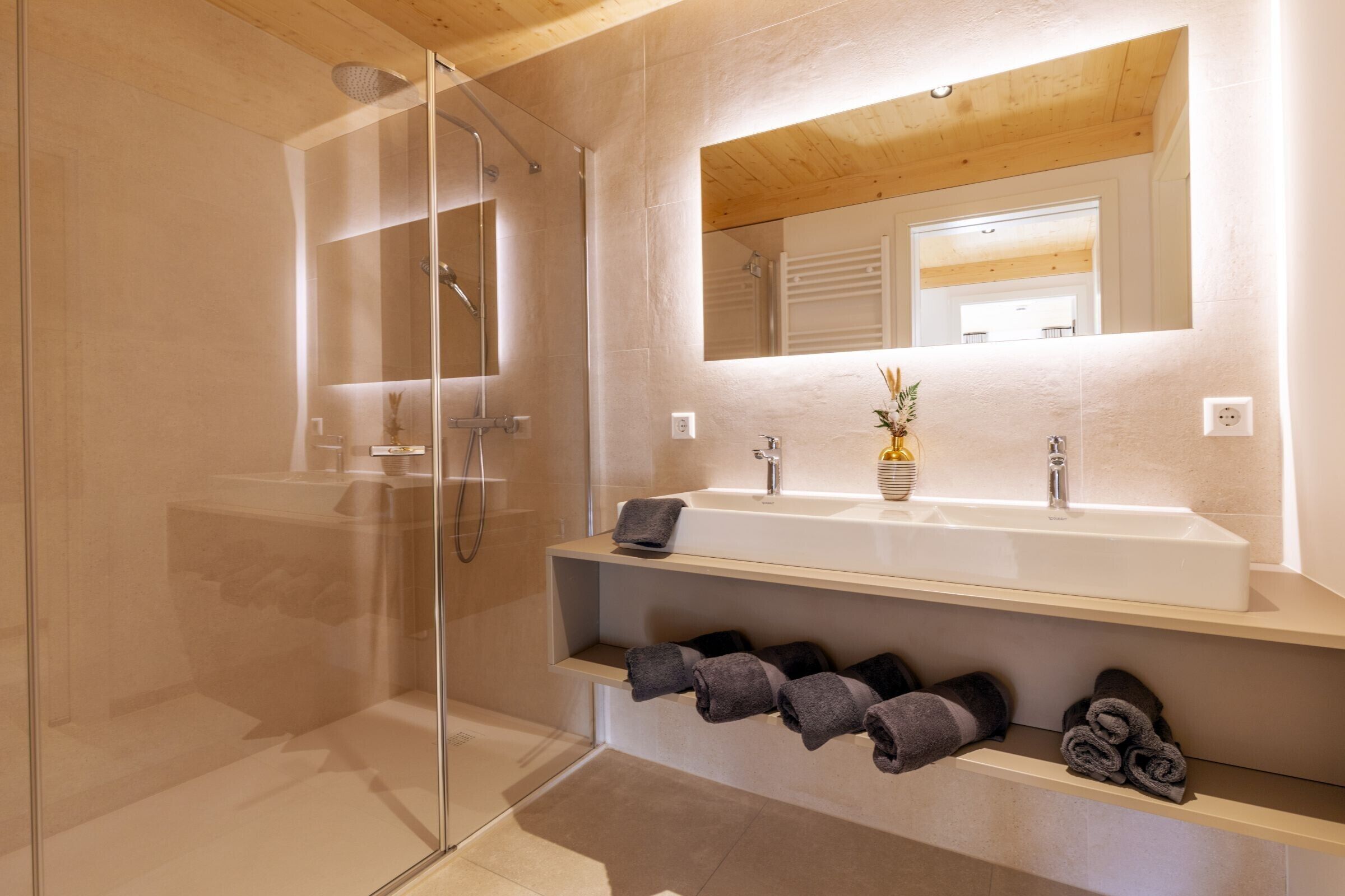 Douche, séchoir à cheveux, serviettes fournies