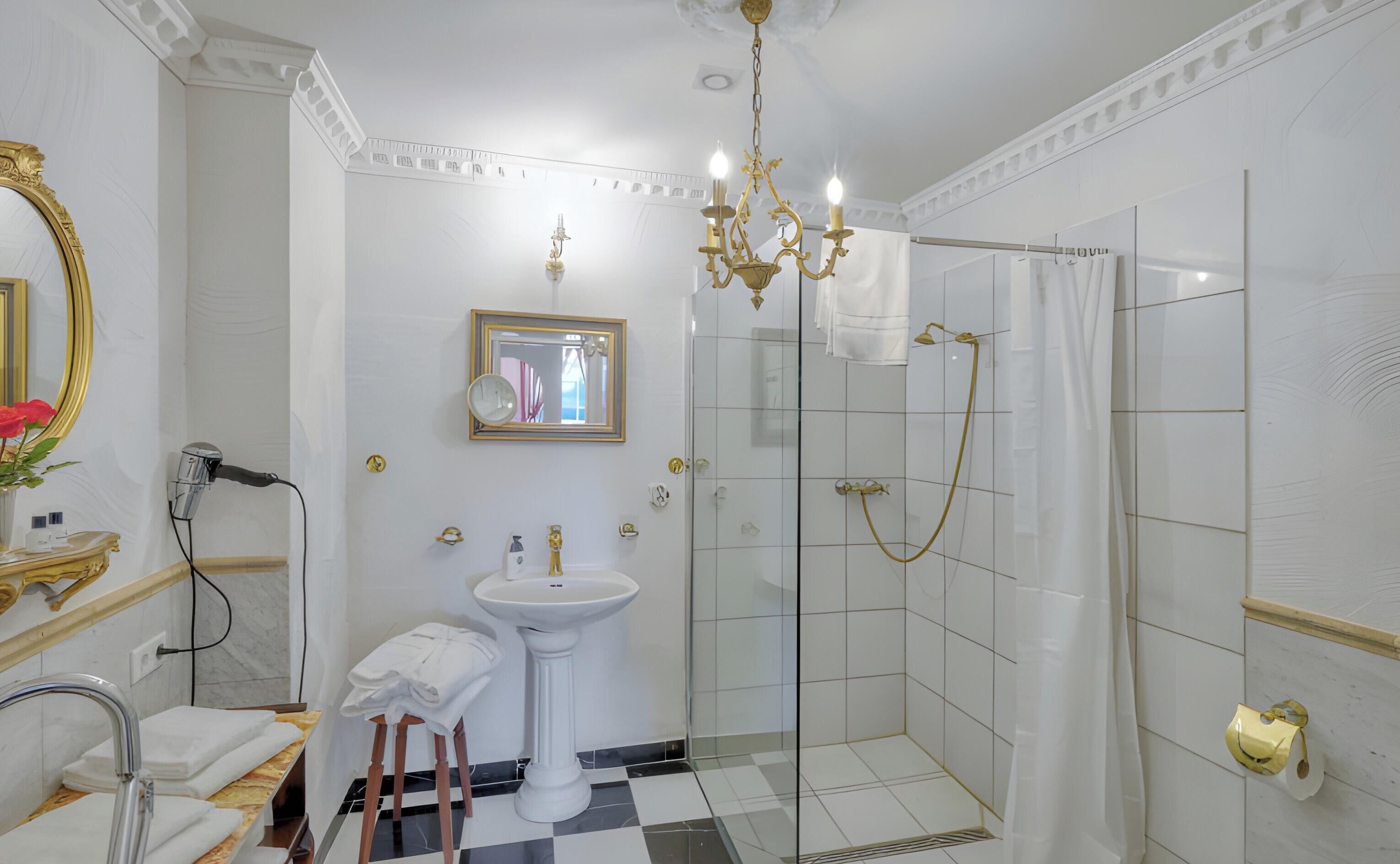 Een douche, een haardroger, handdoeken