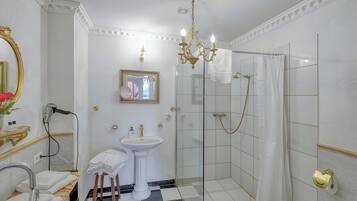 Een douche, een haardroger, handdoeken