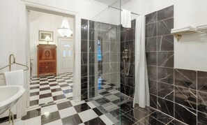 Ducha, secador de pelo, toallas