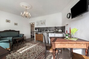 TV - Apartment 'Sonnendeck' with Shared Garden and Wi-Fi (Klanxbüll)