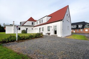Exterior - Apartment 'Sonnendeck' with Shared Garden and Wi-Fi (Klanxbüll)
