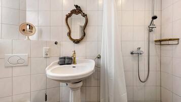 Een douche, een haardroger, handdoeken