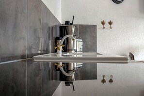 Interior - Apartment 'Sonnendeck' with Shared Garden and Wi-Fi (Klanxbüll)