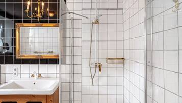 Een douche, een haardroger, handdoeken