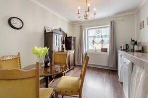 Fridge, oven, stovetop, dishwasher - Apartment 'Überfahrtsalon' with Shared Garden and Wi-Fi (Klanxbüll)