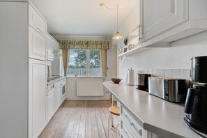 Fridge, oven, stovetop, dishwasher - Chalet 'Reetdachchalet' with Private Terrace and Private Garden (Emmelsbüll-Horsbüll)