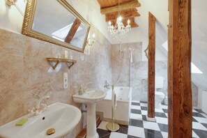 Shower, hair dryer, towels - Apartment 'Royal Suite' with Shared Garden and Wi-Fi (Emmelsbüll-Horsbüll)