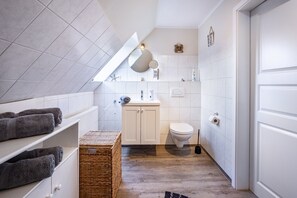 Shower, hair dryer, towels - Apartment 'Ferienwohnung Lemburg' with Shared Terrace, Shared Garden and Wi-Fi (Nindorf)