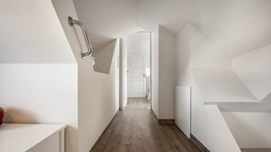 A narrow hallway with a wooden floor, white walls, and a door at the end. - Apartment 'Ferienwohnung Lemburg' with Shared Terrace, Shared Garden and Wi-Fi (Nindorf)