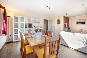 Dining - Apartment 'Ferienwohnung Lemburg' with Shared Terrace, Shared Garden and Wi-Fi (Nindorf)