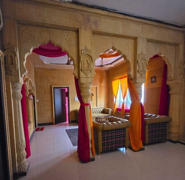 Living area - Hotel Canberra jaisalmer (Jaisalmer)