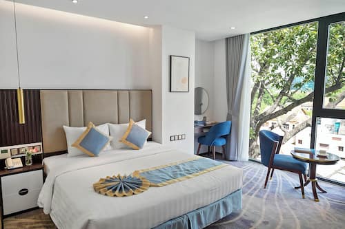Minibar, in-room safe, laptop workspace, blackout curtains