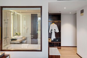 Minibar, in-room safe, laptop workspace, blackout drapes - 22Land Hotel Saigon (Ho Chi Minh City)