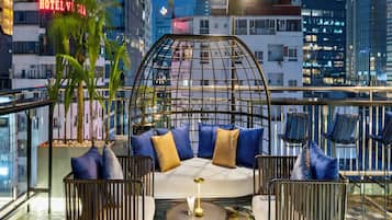 2 bares o lounges