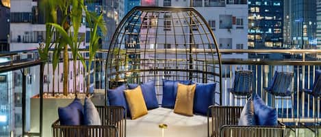 2 Bars/Lounges