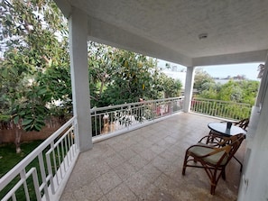 Quarto casal grand, 1 cama Queen, ao lado da praia | Terraço/påtio
