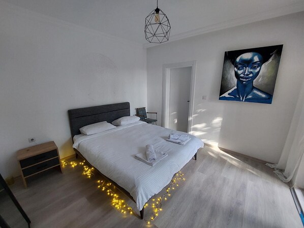 Gallery Double Room, 1 Queen Bed, Beachside | Egyptian cotton sheets, premium bedding, individually decorated - Casa Blanca de Fero (Konyaalti)