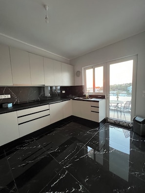 Fridge, oven, stovetop, dishwasher