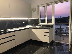 Fridge, oven, stovetop, dishwasher