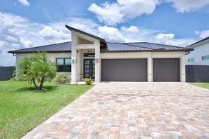 Exterior - Modern Retreat in Southern Cape. 3-bd house with parking, spa, pool, WiFi, AC. (Cape Coral)