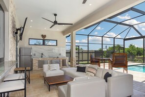 Smart TV - Modern Retreat in Southern Cape. 3-bd house with parking, spa, pool, WiFi, AC. (Cape Coral)
