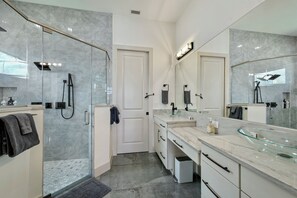 Shower, hair dryer, towels, soap - Modern Retreat in Southern Cape. 3-bd house with parking, spa, pool, WiFi, AC. (Cape Coral)