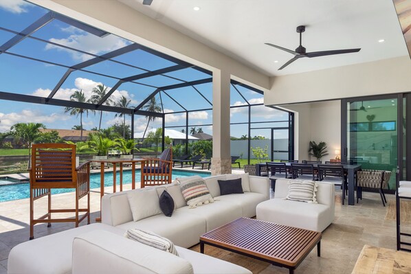 Outdoor dining - Modern Retreat in Southern Cape. 3-bd house with parking, spa, pool, WiFi, AC. (Cape Coral)