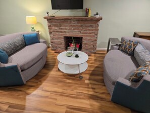 Smart TV, books - Lovely 2-bedroom basement apartment in Denver. (Denver)