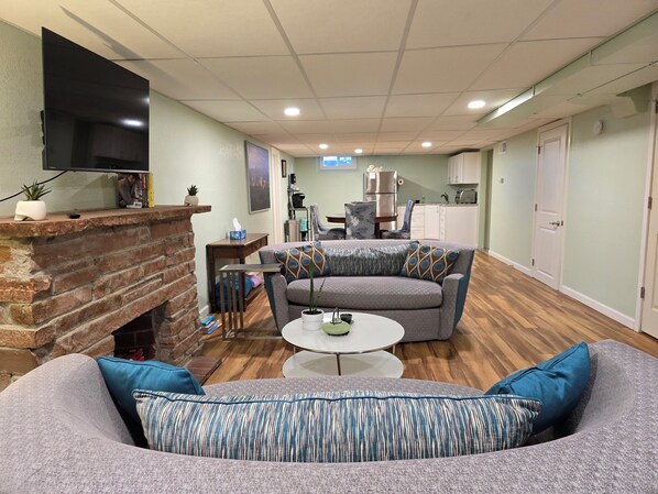 Smart TV, books - Lovely 2-bedroom basement apartment in Denver. (Denver)