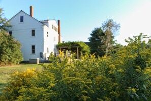 Property grounds - Step Back in Time with Modern Comforts: Historic 1820s Farmhouse on Wade Pond (Boothbay)