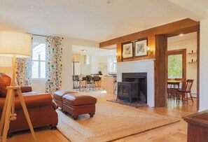 Smart TV, books, offices - Step Back in Time with Modern Comforts: Historic 1820s Farmhouse on Wade Pond (Boothbay)