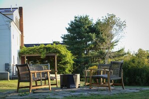 Property grounds - Step Back in Time with Modern Comforts: Historic 1820s Farmhouse on Wade Pond (Boothbay)