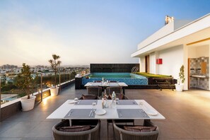 Outdoor pool - 7 Rays Hotel (Udaipur)