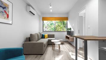 Apartment | Ruang tamu | 42 inci televisyen skrin rata dengan digital