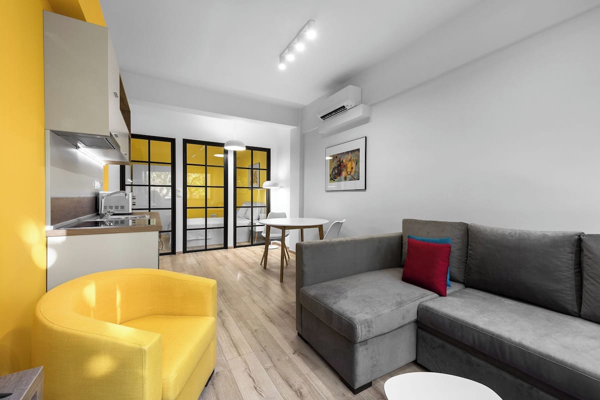 Appartement | Woonruimte | Een 42-inch flatscreentelevisie met digitale zenders