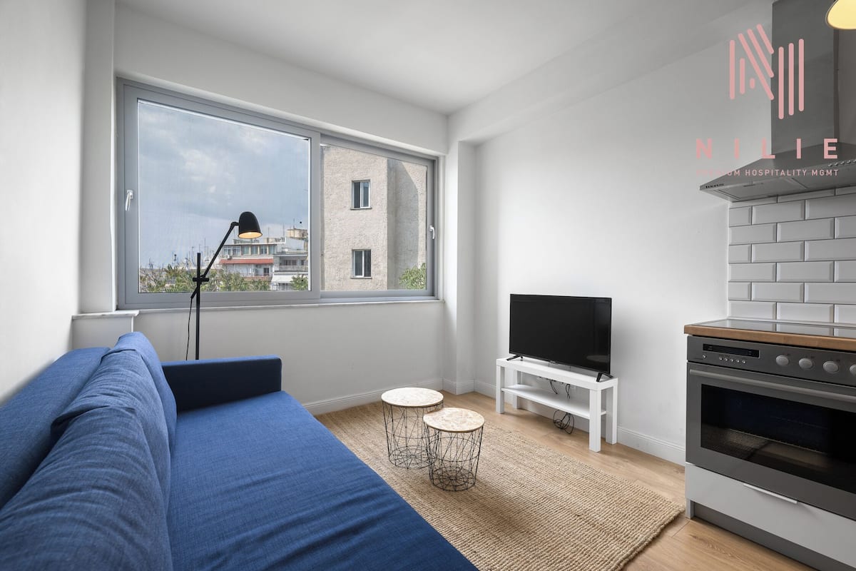 Appartement | Woonruimte | Een 42-inch flatscreentelevisie met digitale zenders