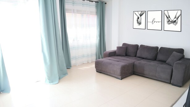 Apartament Comfort | Sala d'estar | Televisor intel·ligent de 55 polzades amb canals per cable 
