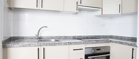 Comfort Apartment | Dapur peribadi | Pembakar roti, alat memasak/pinggan mangkuk/perkakas dapur
