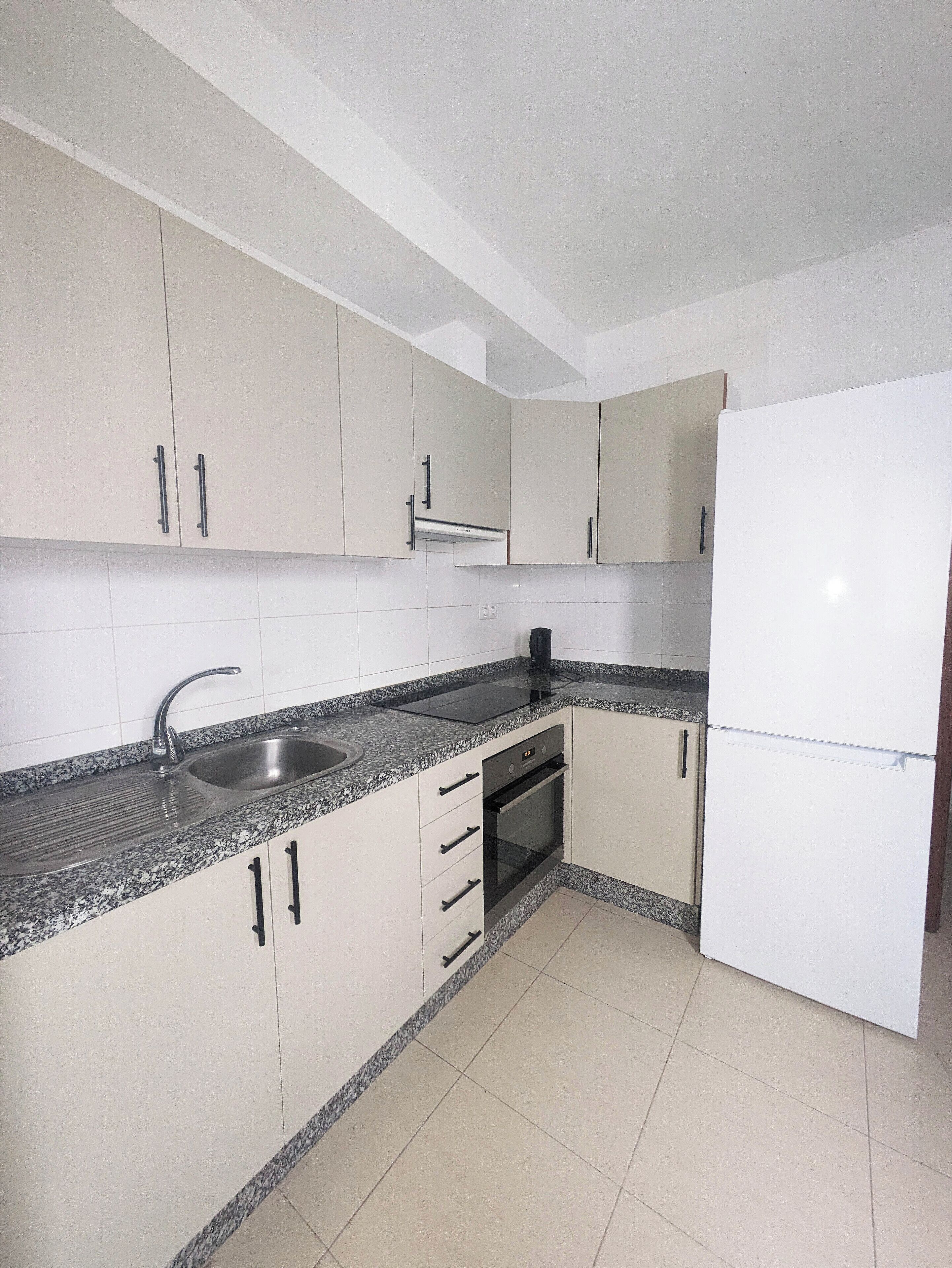 Apartamento Confort | Cocina privada | Tostadora, utensilios de cocina y congelador