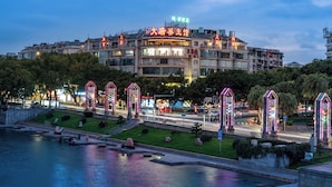 Un hotel de varios pisos, un letrero grande y vistas al río.
