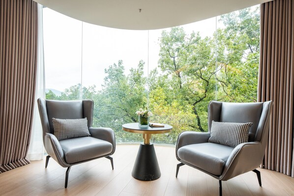 ห้องดีลักซ์ทวิน, วิวแม่น้ำ | ตกแต่งพิเศษโดยเฉพาะ, โต๊ะทำงาน, พื้นที่ทำงานแบบใช้แล็ปท็อป