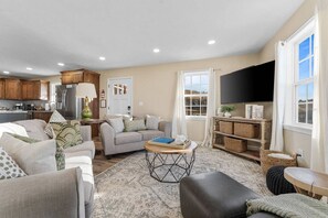 Superior House, 4 Bedrooms, Mountain View | Living room | 55-inch Smart TV with digital channels, Netflix, Hulu - Hot Tub-Firepit-Bunkroom near Crick (Omaha)