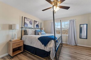 Superior House, 4 Bedrooms, Mountain View | 4 bedrooms, individually decorated, individually furnished, desk - Hot Tub-Firepit-Bunkroom near Crick (Omaha)