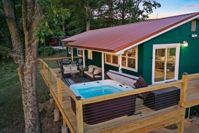 Hot Tub-Firepit-Bunkroom near Crick